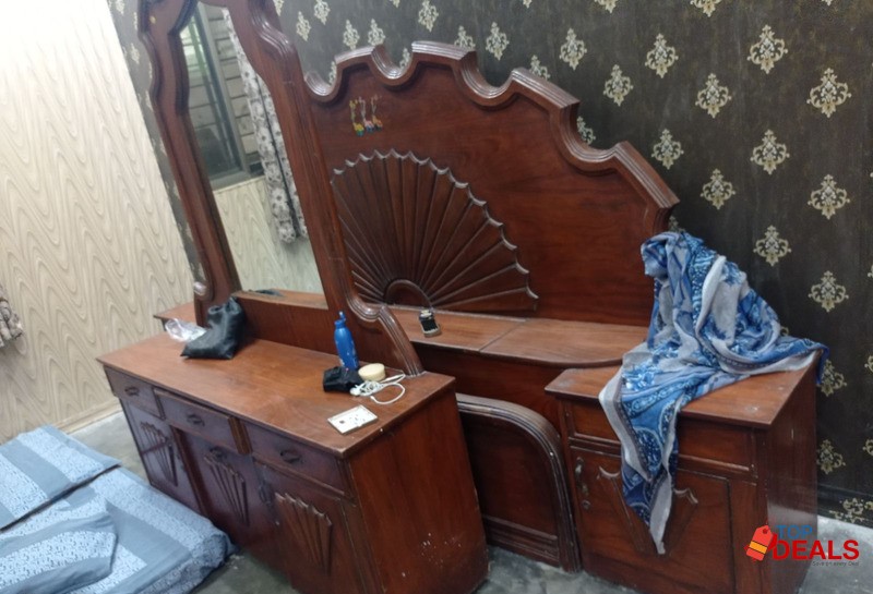 bed and dressing table image 6