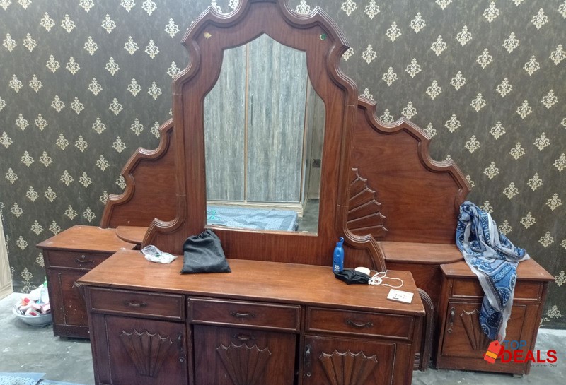 bed and dressing table image 7