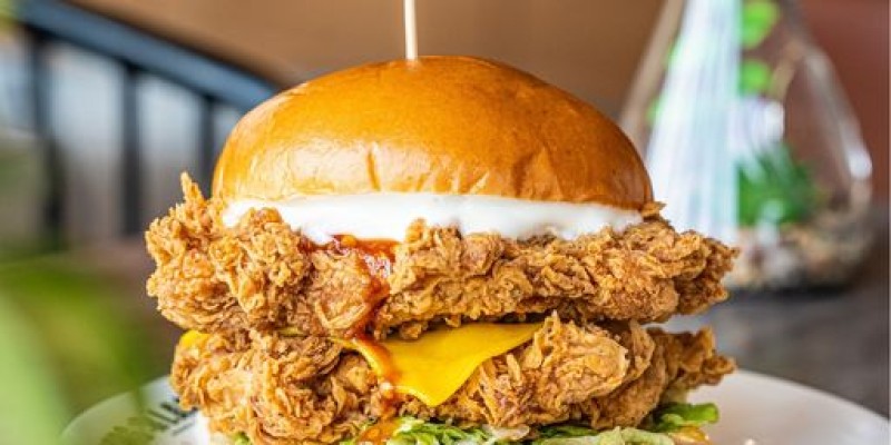 Burger Lab brings you the Psl7's most sought offer. For just Rs.695/- 3 