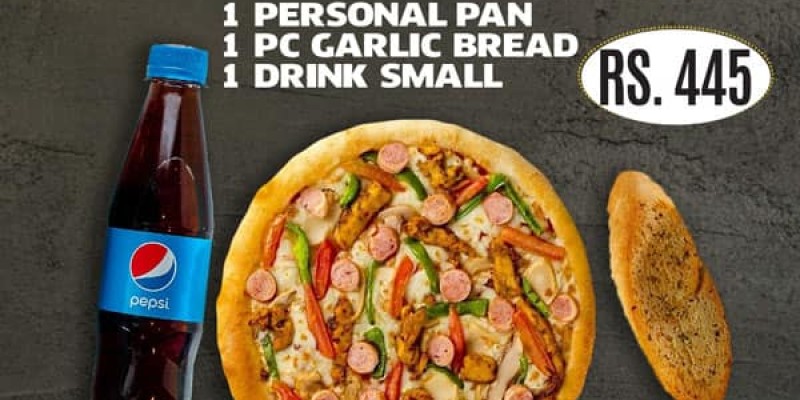 Yellow Taxi Pizza Co. is having a Six Eater Taxi Deal 8 For Rs. 2695/- 4 