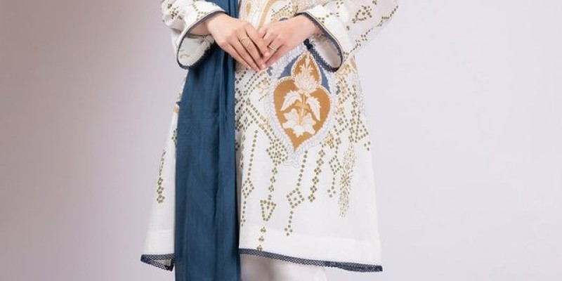 Price Smash sale at alkaram studio! Flat 30% and 40% off 4 