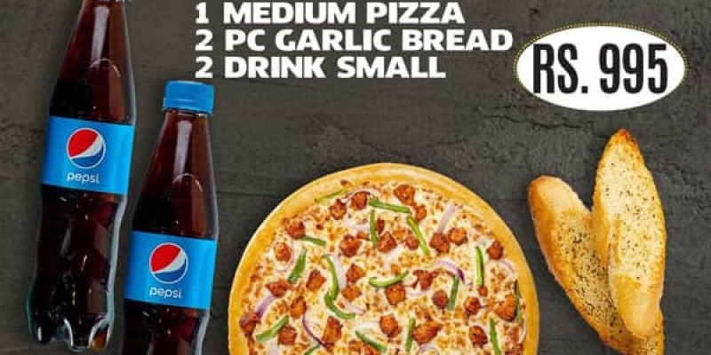 Yellow Taxi Pizza Co. is having a Six Eater Taxi Deal 8 For Rs. 2695/- 5 