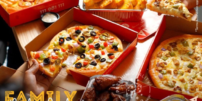 Pizzeria is Offering a Family Party Deal For Rs. 3999/- 6 